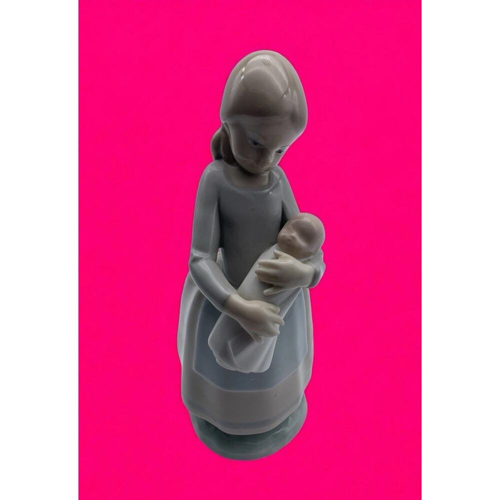 Lladro Nao‎ Figurine Mother Holding Baby Or Girl No Box, Chips Or Cracks 9" Size